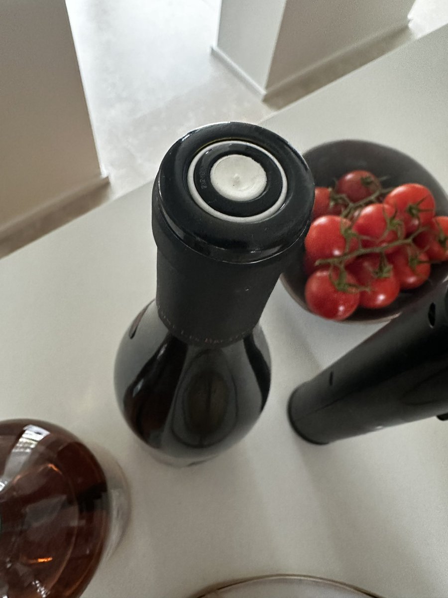 Hello !
Je suis surpris par ce bouchon sur une bouteille de bourgogne : mais comment ça s’ouvre ????