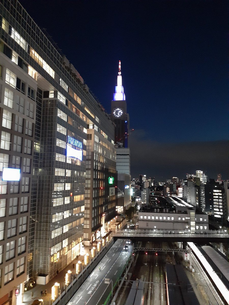 thebaseof_nlog's tweet photo. なるべくなら高層階で排泄するようにしている。かつては僕の一部だったものが、とてつもない落差を目も眩むような速度で降下していく様を想像する時、激しく恍惚となる。 https://t.co/9a7VzvHlbl