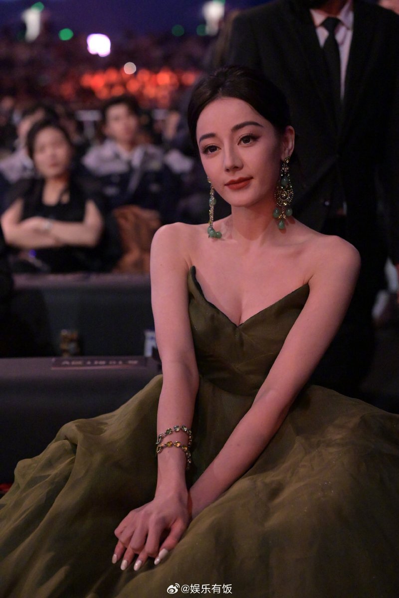 ตารางงานเดิมเร่อปาจะไม่ได้มางานวปน. ตอนแรกมีแค่งานกาล่าซึ่งเป็นงานทางการและเป็นงานที่จัดโดยรัฐ แต่เมื่อวปน.ที่มีความสัมพันธ์อันดีต่อกันสตูทีมเลยต้องจัดตารางใหม่ และแน่นอนว่างานก็เข้าใจถึงจะมาช้าก็ไม่เป็นไร เร่อปาถึงจะเหนื่อยหน่อยแต่ก็เต็มที่ทุกงานจริงๆ❤️
#ตี๋ลี่เร่อปา #Dilireba