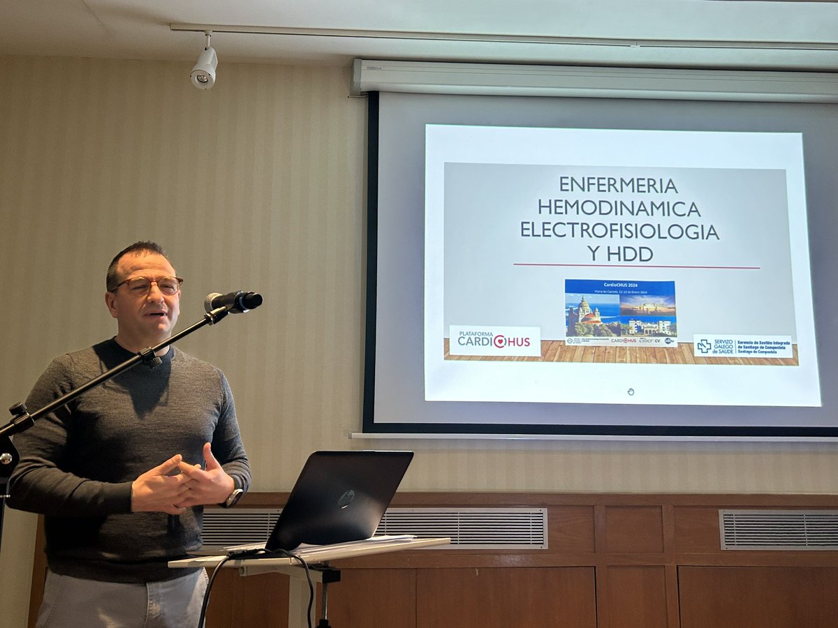 @cardiologiaCHUS @secardiologia @carlospenagil Jose Ramon Lago exponiendo la actividad de enfermería en Hemodinamica y Electrofisiologia @cardiologiaCHUS