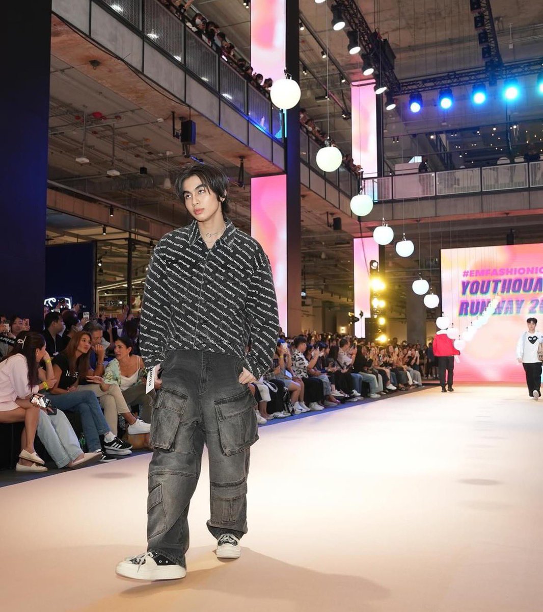 theemsphere's tweet photo. โชว์สุดท้าย! ที่มาสร้างมิติของโลกแฟชั่นให้ SHAKE IT UP! นำโดย 789trainee @sonraymusic
#EMKIDSFUNIVAL #EMFASHIONICON #EMPORIUM #EMQUARTIER #EMSPHERE #EMDISTRICT #EMJOY #EMFASHIONICONX789 https://t.co/pWCJw0avlz