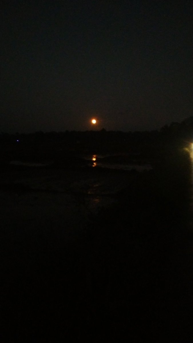 My camera is not good enough to take this beautiful moonshot 😍✌️