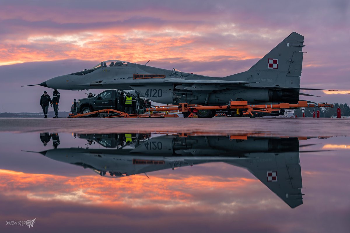 Groundcrew were dubbed 'gray roots of lush flowers' by A.Fiedler - Polish writer and traveller 🇵🇱 ✈🫡

#gawronsky #aviationphotography #StrongerTogether #MiG29 #avgeek #aviationart #avphotography #aviationdaily #avphoto #plane #planelovers #siłypowietrzne #WeAreNATo #NATO