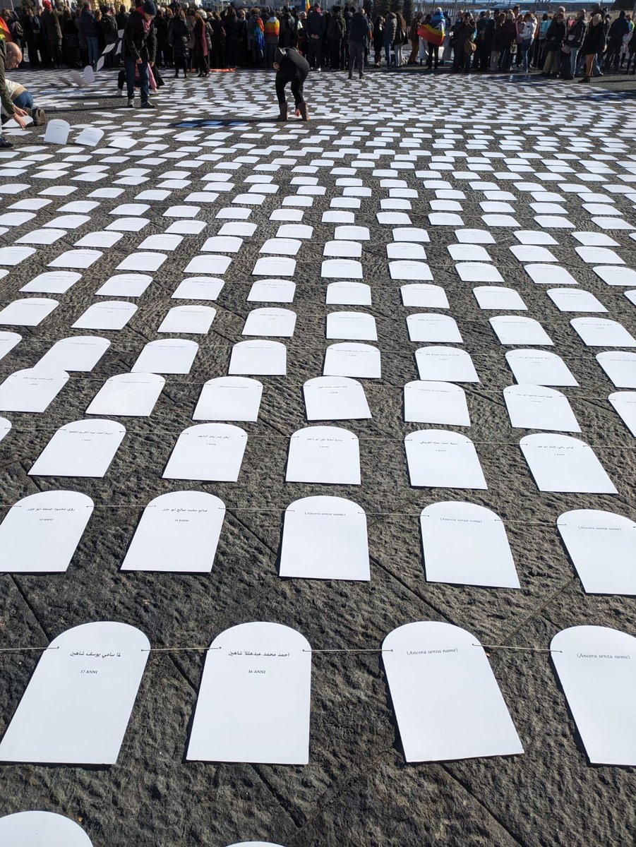 Oggi a Napoli un’installazione con migliaia di piccole lapidi per ricordare al mondo che a Gaza è in corso una strage di bambini e bambine. #cessateilfuoco!