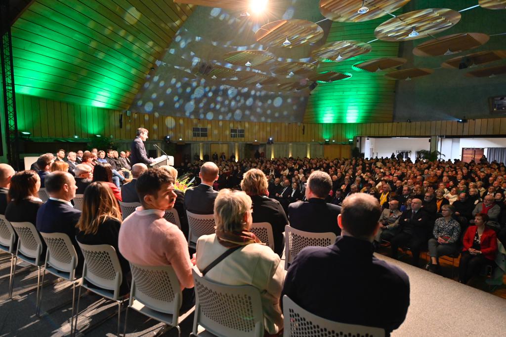 Mairie_Niort's tweet photo. #Niort Bilan de l'année 2023 et projection sur 2024. La cérémonie de #vœux aux Niortais a réuni près de 1200 personnes sous le Dôme de Noron. Une occasion pour le Maire de valoriser Niort, "une ville qui se transforme et où l'on se sent bien" #Voeux2024 https://t.co/IotytUZGV8