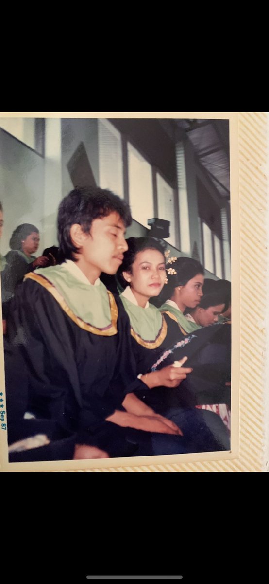 Dua Orang Miskin dan Nekat – Mereka menolak kalah pada nasib. 

Zenna si nekat 1. 

Saat abaknya meninggal, impiannya ikut terkubur. Bukan, bukan impian yg besar, melainkan sekadar ingin punya sepatu baru. 

Sepatu yg dijanjikan sang abak saat hendak berangkat ujian kelulusan