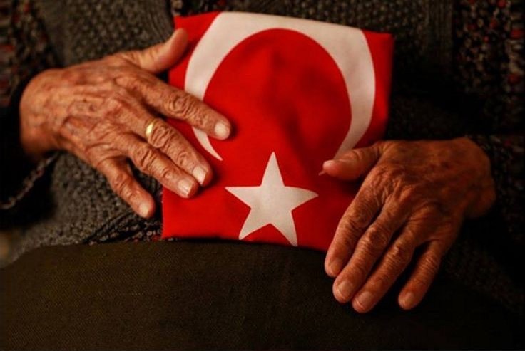 ibobklc's tweet photo. Bir Pencere Aralanır,
Bir Bayrak Dalgalanır
Ve Bir Ana Evladından
Bayrak İnmesin Diye Ayrılır... 
#vatansağolsun https://t.co/8RjKGnPKFj