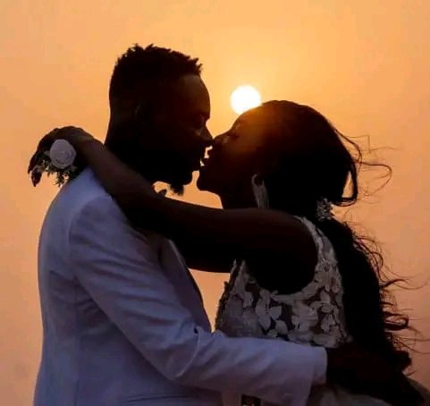 naija002's tweet photo. Congratulations to Simi &amp; Adekunle Gold on their 5th Anniversary. 🥂🎉 https://t.co/XV7VzZlAFx