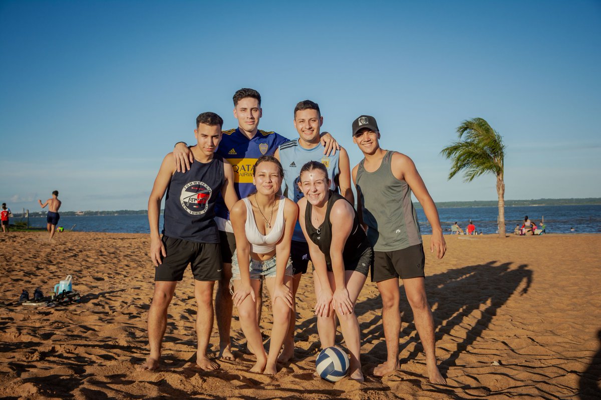 Playa, sol y río, el verano se disfruta a pleno en Posadas🌅⛱️

El sunset Costa Sur convocó a cientos de familias que disfrutaron la tarde y apaciguaron el calor de la jornada.Las propuestas incluyeron música, deportes, feria de emprendedores y una amplia oferta gastronómica 🤽🏽‍♀️🌮
