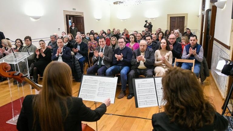 Deza presume de Patrimonio 

Premios do Seminario de Estudos do Deza lavozdegalicia.es/amp/noticia/de… <a href="/vozdeza/">La Voz de Deza</a> <a href="/RomanLalin/">Román Rodríguez</a> <a href="/casadopatron/">Casa do Patrón</a>