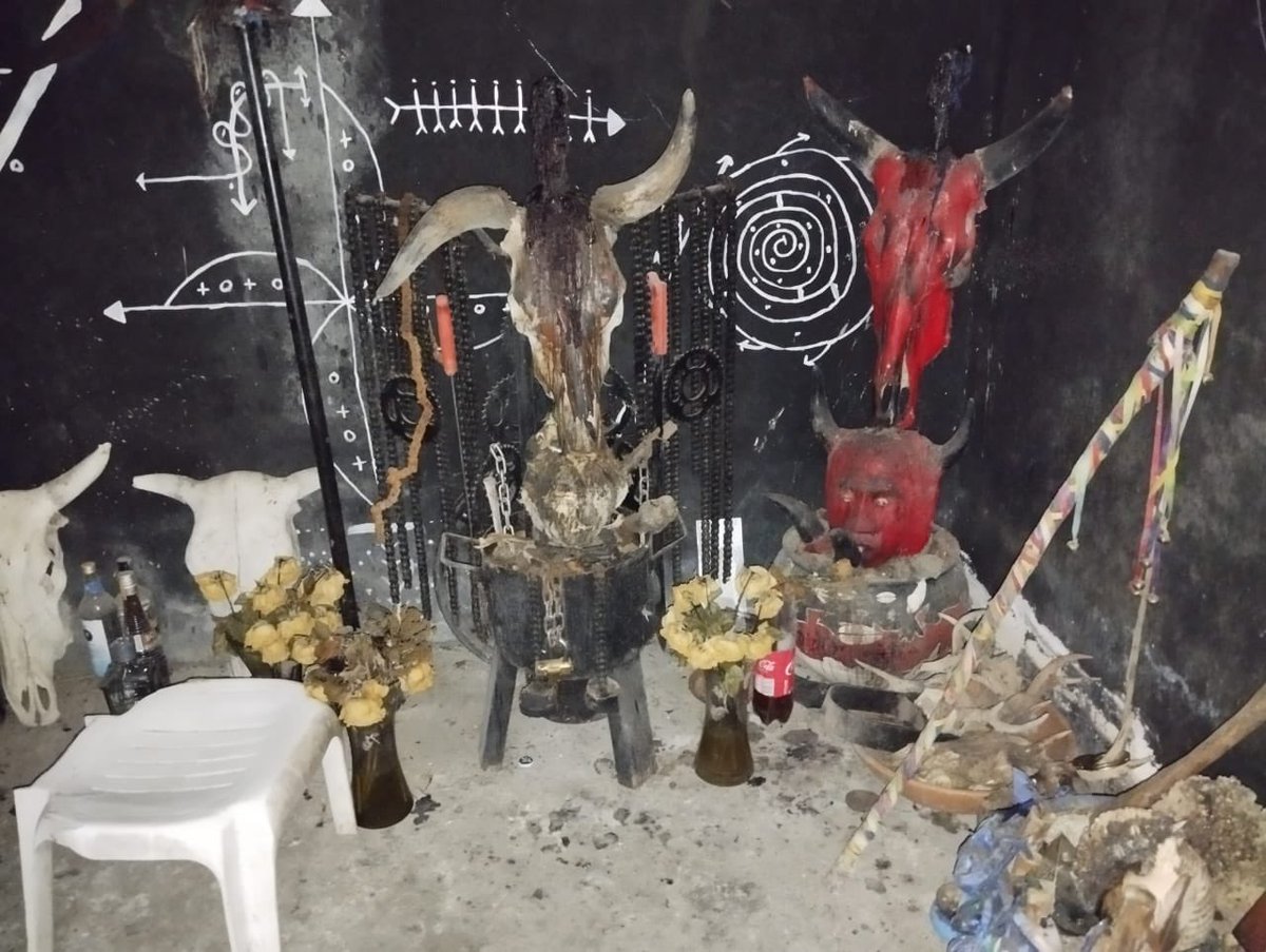 EcuadorPlay's tweet photo. Satanismo. Las Fuerzas Armadas realizó un operativo en las haciendas aledañas a Winchele en #Esmeraldas donde destruyeron un santuario a 💀 “la santa muerte” y decomisaron 6 escopetas, 2 revólveres, 1 pistola y 14 municiones. https://t.co/4WgpA1CrHD