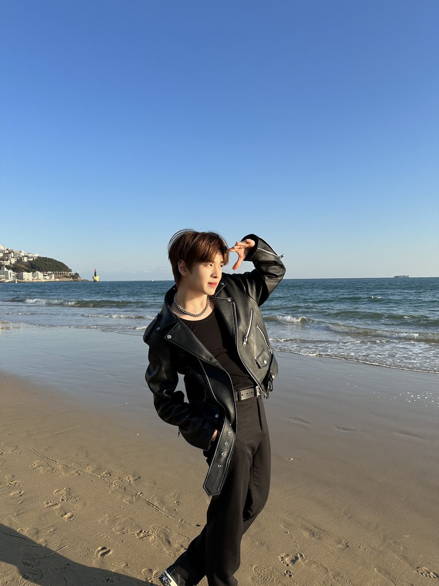 Beach date~ 🌊😎
#ALLEN #앨런