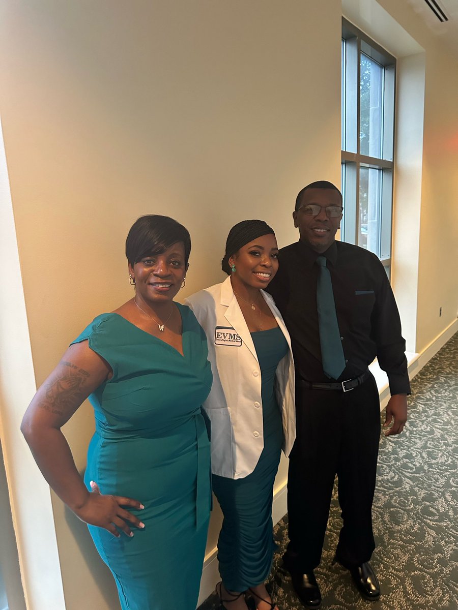 IIVXI's tweet photo. an achievement that has been a lifelong goal. the younger me would be so proud of never giving up. finally gained my white coat yesterday. dreams came to reality. #FuturePA https://t.co/f8fgxLGCtW