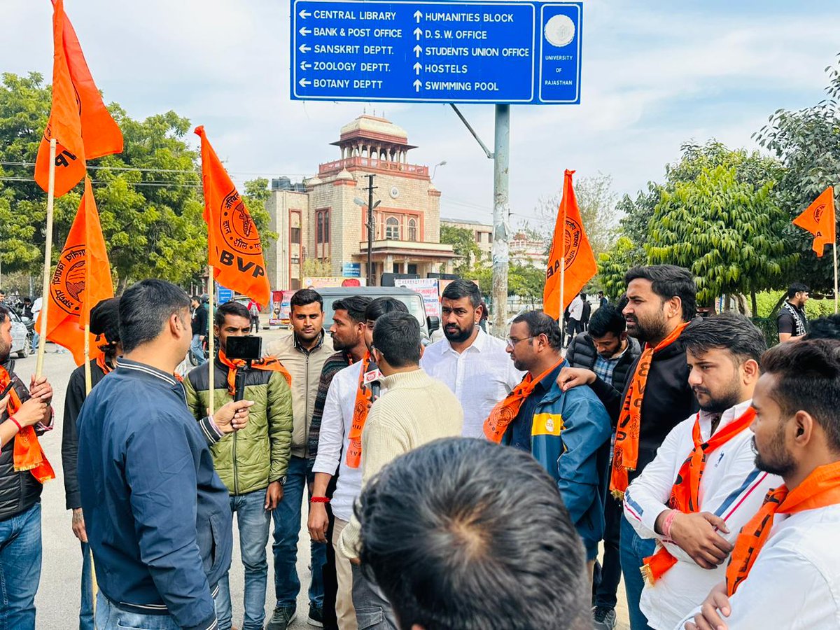 ABVPJaipurPrant's tweet photo. #RAS मुख्य परीक्षा गत सरकार के भ्रष्ट RPSC अधिकारियों द्वारा कराए जाने के विरोध में आज @ABVP4RU ने आंदोलन किया जिसमें परीक्षार्थी शामिल हुए। ABVP छात्र-छात्राओं के शोषण के विरुद्ध हमेशा आवाज़ उठाती है #ABVP 365 दिन राष्ट्र समाज तथा छात्र-छात्राओं के लिए काम करती है और करती रहेगी। https://t.co/ef7UsXknrz