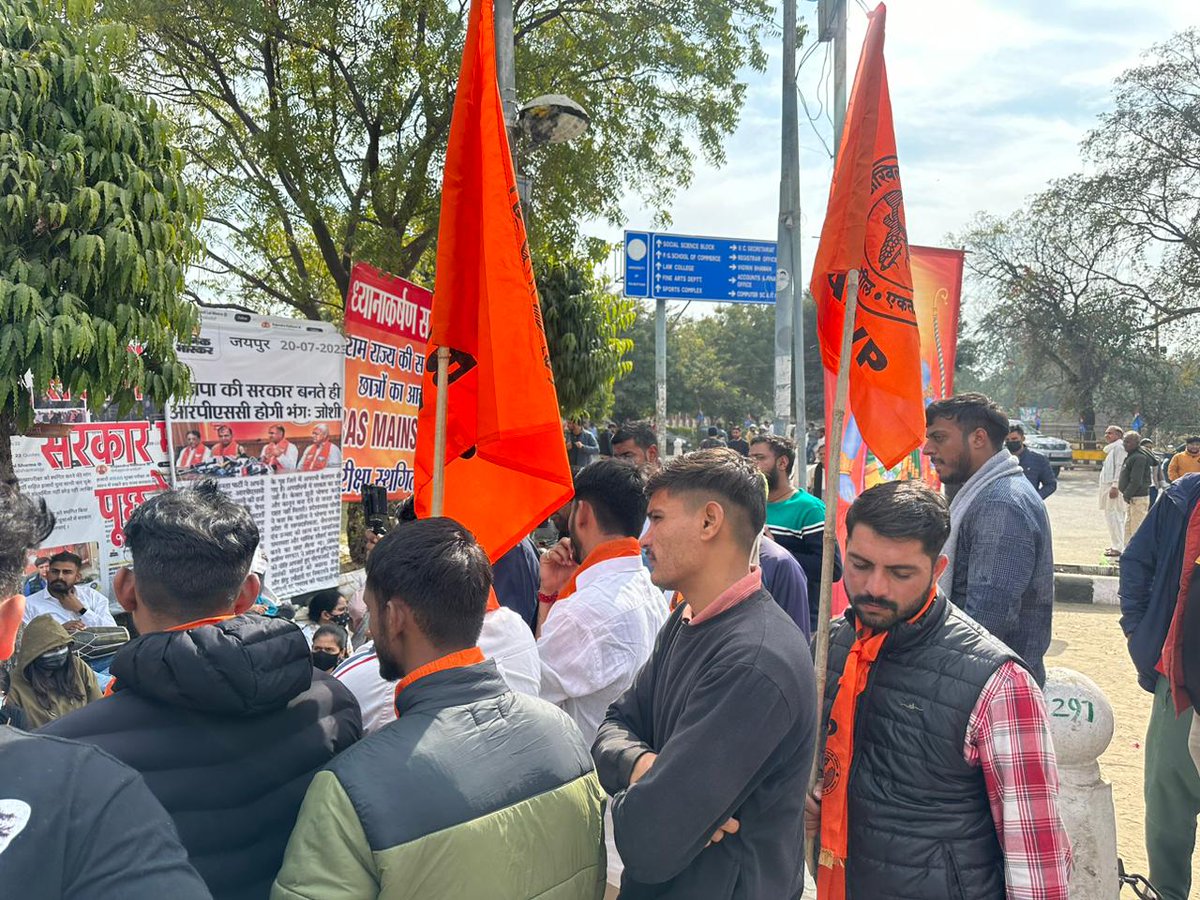 ABVPJaipurPrant's tweet photo. #RAS मुख्य परीक्षा गत सरकार के भ्रष्ट RPSC अधिकारियों द्वारा कराए जाने के विरोध में आज @ABVP4RU ने आंदोलन किया जिसमें परीक्षार्थी शामिल हुए। ABVP छात्र-छात्राओं के शोषण के विरुद्ध हमेशा आवाज़ उठाती है #ABVP 365 दिन राष्ट्र समाज तथा छात्र-छात्राओं के लिए काम करती है और करती रहेगी। https://t.co/ef7UsXknrz