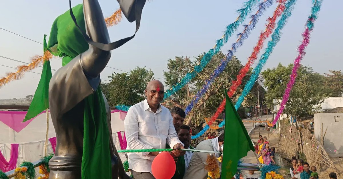 PallaviSwaero3's tweet photo. మీడియా ప్రకటన
తేదీ: 13-01-2024 
చింతలమానేపల్లి 

👉కొమురం భీమ్‌ స్ఫూర్తితో రాజ్యాధికారం సాధించాలి: డా.ఆర్.ఎస్ ప్రవీణ్ కుమార్

👉పోడు భూములకు పట్టాలు ఇవ్వాలి

👉ఏజెన్సీ ప్రాంతాల్లో అక్రమ మైనింగ్ కంపెనీలు

👉ఆసిఫాబాద్,కొత్తగూడెం జెడ్పీ చైర్మన్ల ఎన్నికలు జరుపాలి

'జల్‌ జంగిల్‌ జమీన్‌ హమారా’ అంటూ తుపాకీ చేతపట్టి నిజాం సైన్యంతో పోరాటం చేసి అశువులు బాసిన ఆదివాసీ యోధుడు కొమురం భీమ్‌ స్ఫూర్తితో రాజ్యాధికారాన్ని సాధించాకోవాలని బహుజన్ సమాజ్ పార్టీ రాష్ట్ర అధ్యక్షులు డా.ఆర్.ఎస్ ప్రవీణ్ కుమార్ పిలుపునిచ్చారు. చింతలమానేపల్లి మండలం అంబగట్టలో ఆదివాసీ సంఘాలతో కలిసి పార్టీ నాయకులు ఏర్పాటు చేసిన కొమురం భీమ్ విగ్రహాన్ని శనివారం అవిష్కరించారు. ఈ సందర్భంగా ఆయన మాట్లాడుతూ ఆదివాసీలు నివసించే ఏజెన్సీ ప్రాంతాల్లో ఆదాని,అంబానీలు అక్రమంగా మైనింగ్ కంపెనీలు ఏర్పాటు చేస్తున్నారని ఆరోపించారు.కానీ ఏజెన్సీ ప్రాంతాల్లో నివసించే ఆదివాసీలకు స్థిరనివాసం కూడా లేని దుస్థితిలో బతుకుతున్నారని ఆవేదన చెందారు.తరతరాలుగా సాగు చేసుకుంటున్న భూములకు పోడు పట్టాలు ఇవ్వడంలో పాలకులు నిర్లక్ష్యం వహిస్తున్నారని అన్నారు. 

కొమురం భీమ్‌ పోరాడి సాధించిన హక్కులను,చట్టాలను ఆధిపత్య పాలకులు తుంగలో తొక్కి అన్యాయం చేస్తున్నారని,పేసా చట్టం, 1/70, జీఓ నంబర్‌ 3 లాంటి హక్కులను, చట్టాలను ఆదివాసీలకు చెందకుండా పాలకులు కుట్రలు చేస్తున్నారని ఆరోపించారు.ప్రభుత్వాన్ని ప్రశ్నించే ఆదివాసీ గొంతుకలపై అక్రమ కేసులు పెడుతున్నారని మండిపడ్డారు. రాజ్యాంగంలో 5వ షెడ్యూల్డ్‌ ఏరియాలో ఆదివాసీలకు రాజ్యాంగం కల్పించిన హక్కులను కాపాడేందుకు బీఎస్పీ నిరంతరం పోరాడుతుందని అన్నారు. ఆదివాసీలకు 100 శాతం ఉద్యోగాలు కల్పించే జీవో 3 ను వెంటనే పునరుద్ధరించాలని డిమాండ్ చేశారు.ఆదివాసీలకు జరిగే అన్యాయాలపై ఆధిపత్య పాలకులు ప్రభుత్వాన్ని ప్రశ్నించడం లేదని విమర్శించారు.కొమరం భీమ్ పోరాట స్ఫూర్తితో ఆదివాసీలు రాజ్యాధికారం దిశగా పయనించాలన్నారు. పులిని చంపారనే అనుమానంతో పశువుల కాపరులైన ఆదివాసీలను నిర్బంధించి ఫారెస్ట్ అధికారులు చిత్రహింసలకు గురిచేసే జైలు పాలుచేశారని అన్నారు. పసి పిల్లలను కూడా పోలీసులు నిర్బంధించడం విచారకరమన్నారు. 

#IamRSP #BSP4Telangana #VR99 #KomaramBheem @RSPraveenSwaero @BITCELL_BSP @BSP4Telangana