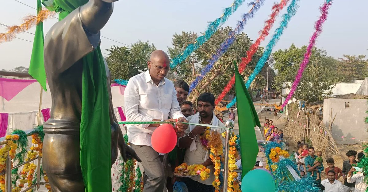 PallaviSwaero3's tweet photo. మీడియా ప్రకటన
తేదీ: 13-01-2024 
చింతలమానేపల్లి 

👉కొమురం భీమ్‌ స్ఫూర్తితో రాజ్యాధికారం సాధించాలి: డా.ఆర్.ఎస్ ప్రవీణ్ కుమార్

👉పోడు భూములకు పట్టాలు ఇవ్వాలి

👉ఏజెన్సీ ప్రాంతాల్లో అక్రమ మైనింగ్ కంపెనీలు

👉ఆసిఫాబాద్,కొత్తగూడెం జెడ్పీ చైర్మన్ల ఎన్నికలు జరుపాలి

'జల్‌ జంగిల్‌ జమీన్‌ హమారా’ అంటూ తుపాకీ చేతపట్టి నిజాం సైన్యంతో పోరాటం చేసి అశువులు బాసిన ఆదివాసీ యోధుడు కొమురం భీమ్‌ స్ఫూర్తితో రాజ్యాధికారాన్ని సాధించాకోవాలని బహుజన్ సమాజ్ పార్టీ రాష్ట్ర అధ్యక్షులు డా.ఆర్.ఎస్ ప్రవీణ్ కుమార్ పిలుపునిచ్చారు. చింతలమానేపల్లి మండలం అంబగట్టలో ఆదివాసీ సంఘాలతో కలిసి పార్టీ నాయకులు ఏర్పాటు చేసిన కొమురం భీమ్ విగ్రహాన్ని శనివారం అవిష్కరించారు. ఈ సందర్భంగా ఆయన మాట్లాడుతూ ఆదివాసీలు నివసించే ఏజెన్సీ ప్రాంతాల్లో ఆదాని,అంబానీలు అక్రమంగా మైనింగ్ కంపెనీలు ఏర్పాటు చేస్తున్నారని ఆరోపించారు.కానీ ఏజెన్సీ ప్రాంతాల్లో నివసించే ఆదివాసీలకు స్థిరనివాసం కూడా లేని దుస్థితిలో బతుకుతున్నారని ఆవేదన చెందారు.తరతరాలుగా సాగు చేసుకుంటున్న భూములకు పోడు పట్టాలు ఇవ్వడంలో పాలకులు నిర్లక్ష్యం వహిస్తున్నారని అన్నారు. 

కొమురం భీమ్‌ పోరాడి సాధించిన హక్కులను,చట్టాలను ఆధిపత్య పాలకులు తుంగలో తొక్కి అన్యాయం చేస్తున్నారని,పేసా చట్టం, 1/70, జీఓ నంబర్‌ 3 లాంటి హక్కులను, చట్టాలను ఆదివాసీలకు చెందకుండా పాలకులు కుట్రలు చేస్తున్నారని ఆరోపించారు.ప్రభుత్వాన్ని ప్రశ్నించే ఆదివాసీ గొంతుకలపై అక్రమ కేసులు పెడుతున్నారని మండిపడ్డారు. రాజ్యాంగంలో 5వ షెడ్యూల్డ్‌ ఏరియాలో ఆదివాసీలకు రాజ్యాంగం కల్పించిన హక్కులను కాపాడేందుకు బీఎస్పీ నిరంతరం పోరాడుతుందని అన్నారు. ఆదివాసీలకు 100 శాతం ఉద్యోగాలు కల్పించే జీవో 3 ను వెంటనే పునరుద్ధరించాలని డిమాండ్ చేశారు.ఆదివాసీలకు జరిగే అన్యాయాలపై ఆధిపత్య పాలకులు ప్రభుత్వాన్ని ప్రశ్నించడం లేదని విమర్శించారు.కొమరం భీమ్ పోరాట స్ఫూర్తితో ఆదివాసీలు రాజ్యాధికారం దిశగా పయనించాలన్నారు. పులిని చంపారనే అనుమానంతో పశువుల కాపరులైన ఆదివాసీలను నిర్బంధించి ఫారెస్ట్ అధికారులు చిత్రహింసలకు గురిచేసే జైలు పాలుచేశారని అన్నారు. పసి పిల్లలను కూడా పోలీసులు నిర్బంధించడం విచారకరమన్నారు. 

#IamRSP #BSP4Telangana #VR99 #KomaramBheem @RSPraveenSwaero @BITCELL_BSP @BSP4Telangana