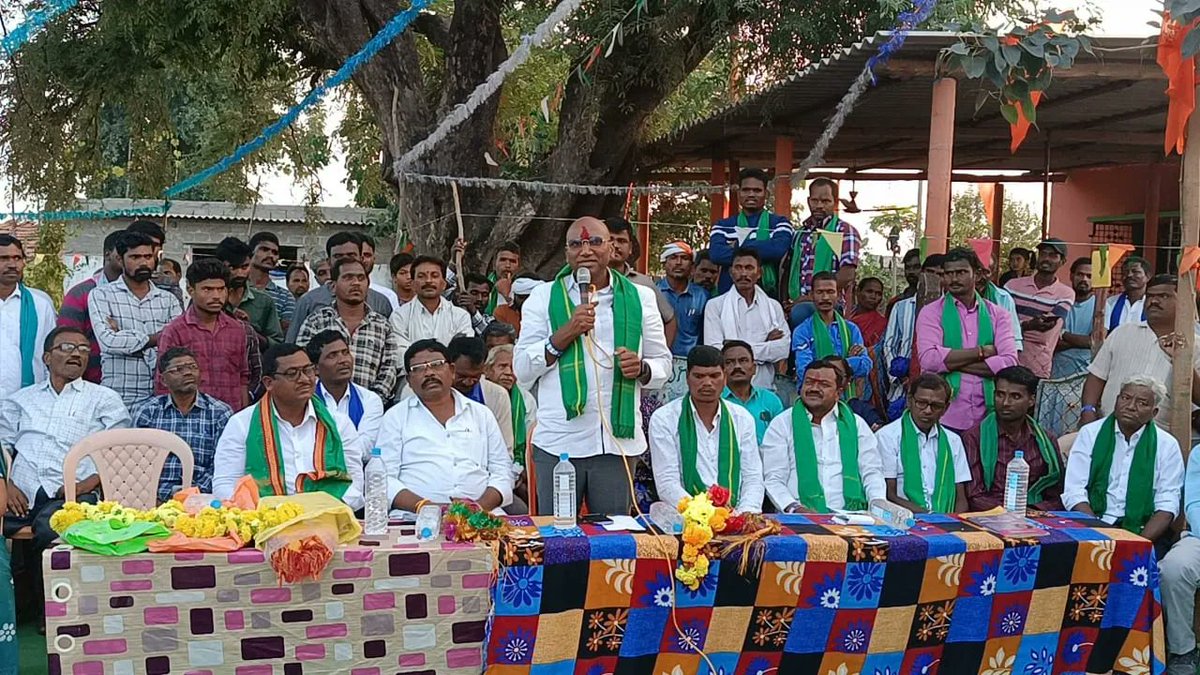 PallaviSwaero3's tweet photo. మీడియా ప్రకటన
తేదీ: 13-01-2024 
చింతలమానేపల్లి 

👉కొమురం భీమ్‌ స్ఫూర్తితో రాజ్యాధికారం సాధించాలి: డా.ఆర్.ఎస్ ప్రవీణ్ కుమార్

👉పోడు భూములకు పట్టాలు ఇవ్వాలి

👉ఏజెన్సీ ప్రాంతాల్లో అక్రమ మైనింగ్ కంపెనీలు

👉ఆసిఫాబాద్,కొత్తగూడెం జెడ్పీ చైర్మన్ల ఎన్నికలు జరుపాలి

'జల్‌ జంగిల్‌ జమీన్‌ హమారా’ అంటూ తుపాకీ చేతపట్టి నిజాం సైన్యంతో పోరాటం చేసి అశువులు బాసిన ఆదివాసీ యోధుడు కొమురం భీమ్‌ స్ఫూర్తితో రాజ్యాధికారాన్ని సాధించాకోవాలని బహుజన్ సమాజ్ పార్టీ రాష్ట్ర అధ్యక్షులు డా.ఆర్.ఎస్ ప్రవీణ్ కుమార్ పిలుపునిచ్చారు. చింతలమానేపల్లి మండలం అంబగట్టలో ఆదివాసీ సంఘాలతో కలిసి పార్టీ నాయకులు ఏర్పాటు చేసిన కొమురం భీమ్ విగ్రహాన్ని శనివారం అవిష్కరించారు. ఈ సందర్భంగా ఆయన మాట్లాడుతూ ఆదివాసీలు నివసించే ఏజెన్సీ ప్రాంతాల్లో ఆదాని,అంబానీలు అక్రమంగా మైనింగ్ కంపెనీలు ఏర్పాటు చేస్తున్నారని ఆరోపించారు.కానీ ఏజెన్సీ ప్రాంతాల్లో నివసించే ఆదివాసీలకు స్థిరనివాసం కూడా లేని దుస్థితిలో బతుకుతున్నారని ఆవేదన చెందారు.తరతరాలుగా సాగు చేసుకుంటున్న భూములకు పోడు పట్టాలు ఇవ్వడంలో పాలకులు నిర్లక్ష్యం వహిస్తున్నారని అన్నారు. 

కొమురం భీమ్‌ పోరాడి సాధించిన హక్కులను,చట్టాలను ఆధిపత్య పాలకులు తుంగలో తొక్కి అన్యాయం చేస్తున్నారని,పేసా చట్టం, 1/70, జీఓ నంబర్‌ 3 లాంటి హక్కులను, చట్టాలను ఆదివాసీలకు చెందకుండా పాలకులు కుట్రలు చేస్తున్నారని ఆరోపించారు.ప్రభుత్వాన్ని ప్రశ్నించే ఆదివాసీ గొంతుకలపై అక్రమ కేసులు పెడుతున్నారని మండిపడ్డారు. రాజ్యాంగంలో 5వ షెడ్యూల్డ్‌ ఏరియాలో ఆదివాసీలకు రాజ్యాంగం కల్పించిన హక్కులను కాపాడేందుకు బీఎస్పీ నిరంతరం పోరాడుతుందని అన్నారు. ఆదివాసీలకు 100 శాతం ఉద్యోగాలు కల్పించే జీవో 3 ను వెంటనే పునరుద్ధరించాలని డిమాండ్ చేశారు.ఆదివాసీలకు జరిగే అన్యాయాలపై ఆధిపత్య పాలకులు ప్రభుత్వాన్ని ప్రశ్నించడం లేదని విమర్శించారు.కొమరం భీమ్ పోరాట స్ఫూర్తితో ఆదివాసీలు రాజ్యాధికారం దిశగా పయనించాలన్నారు. పులిని చంపారనే అనుమానంతో పశువుల కాపరులైన ఆదివాసీలను నిర్బంధించి ఫారెస్ట్ అధికారులు చిత్రహింసలకు గురిచేసే జైలు పాలుచేశారని అన్నారు. పసి పిల్లలను కూడా పోలీసులు నిర్బంధించడం విచారకరమన్నారు. 

#IamRSP #BSP4Telangana #VR99 #KomaramBheem @RSPraveenSwaero @BITCELL_BSP @BSP4Telangana