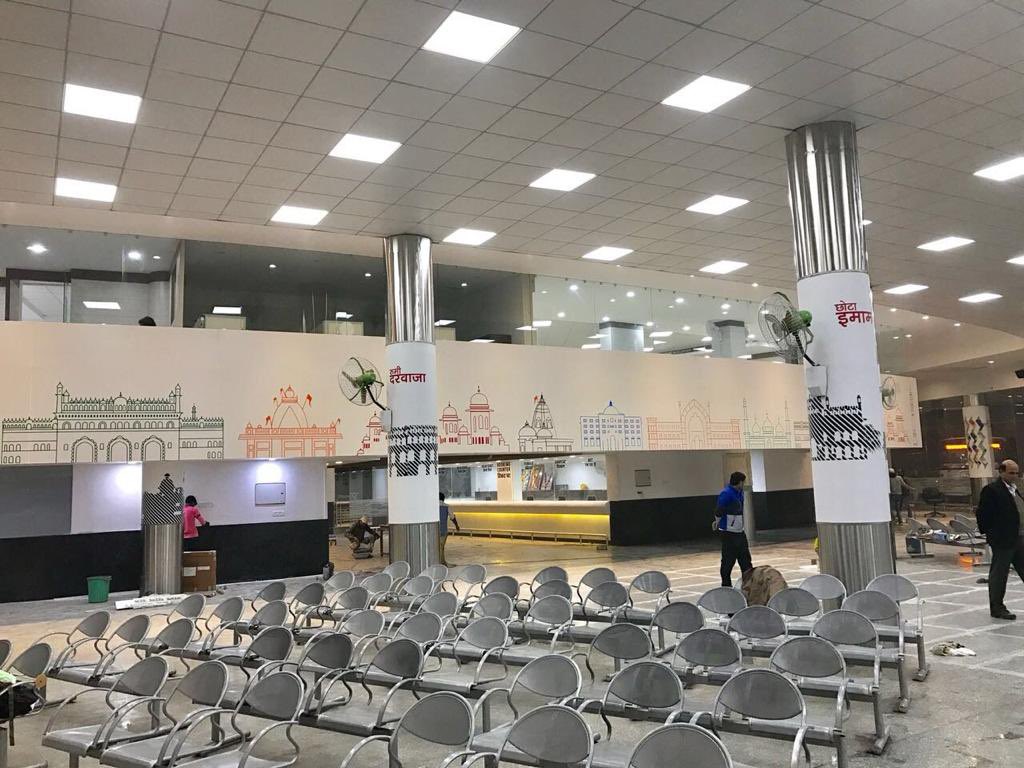 अंतरराष्ट्रीय स्तर का कैसरबाग़ बस अड्डा, जिसे 6 महीने में बना कर तैयार कर दिया गया। 
गुजरात से टीम आयी ये देखने की ऐसा बस अड्डा भारत में कैसे बन सकता है। 

#सपा_का_काम_जनता_के_नाम