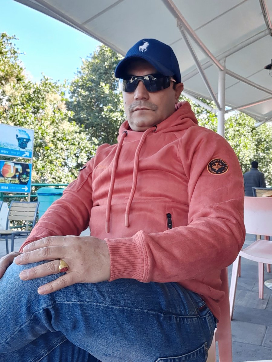 Sangee_As's tweet photo. मैले कहीं कतै
नदेखेको सपनाबाट 
झल्यास्स बिउँझदा
आँखा अघिल्तिर 
भेटिएको मेरो मान्छे
ओझेल परे पनि
जिन्दगीको यात्रा
मुसुक्क मुस्कुराउदै
मायाको पोल्टामा
बाँचेको अनुभुती 
सजी��� झै लाग्छ !!
✍️संगी अशोक https://t.co/CcZTgMOze2