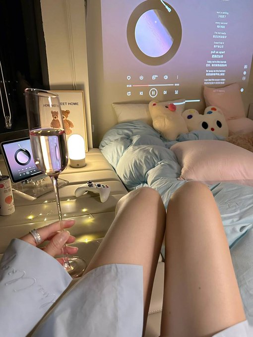 Throw away your worries, throw away your stress, and have a good sleep. May you be accompanied by happiness, be accompanied by warmth, and have a happy dream. Good night!