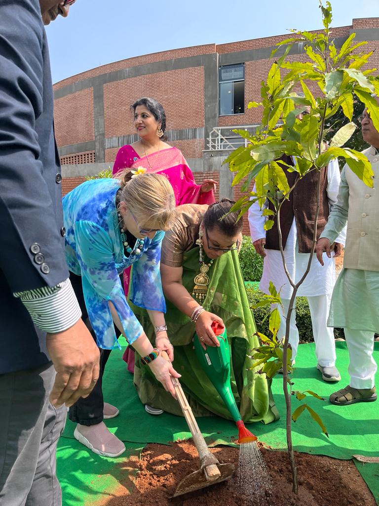 Honoured to plant the millionth tree in Kanha, #India. Trees are the world’s natural ventilators and across the #Commonwealth, we have the lungs of the world. We must continue to protect nature and allow it to flourish. #CommonwealthForClimate