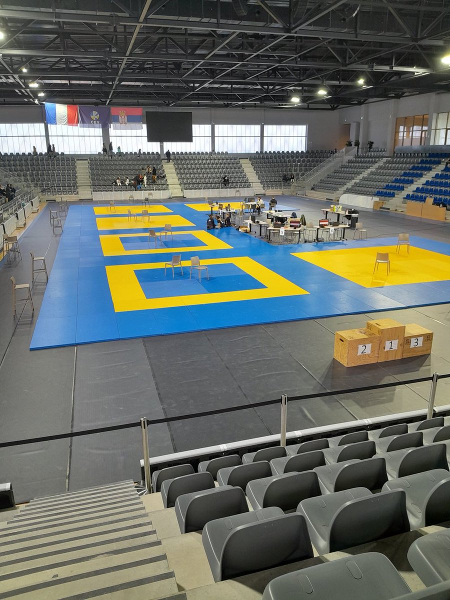 ILIASBJJ_'s tweet photo. Il fait pitié le podium aux compétitions de judo https://t.co/KRJss8QFiC
