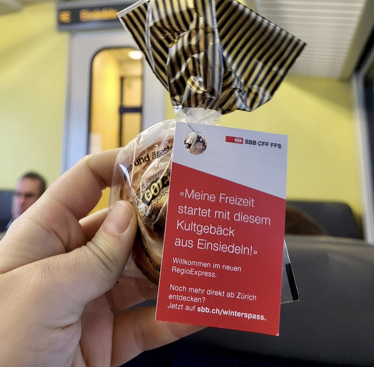 Erfolgreiche Erstfahrt der neuen Direktverbindung von Zürich nach Einsiedeln. Vom 13. Januar bis 3. März 2024 verkehren an Wochenenden zwei schnelle und direkte Verbindungen (Abfahrt um 8.27 Uhr und 9.40 Uhr) und nachmittags wieder zurück (Abfahrt 15.32 Uhr und 16.38 Uhr).