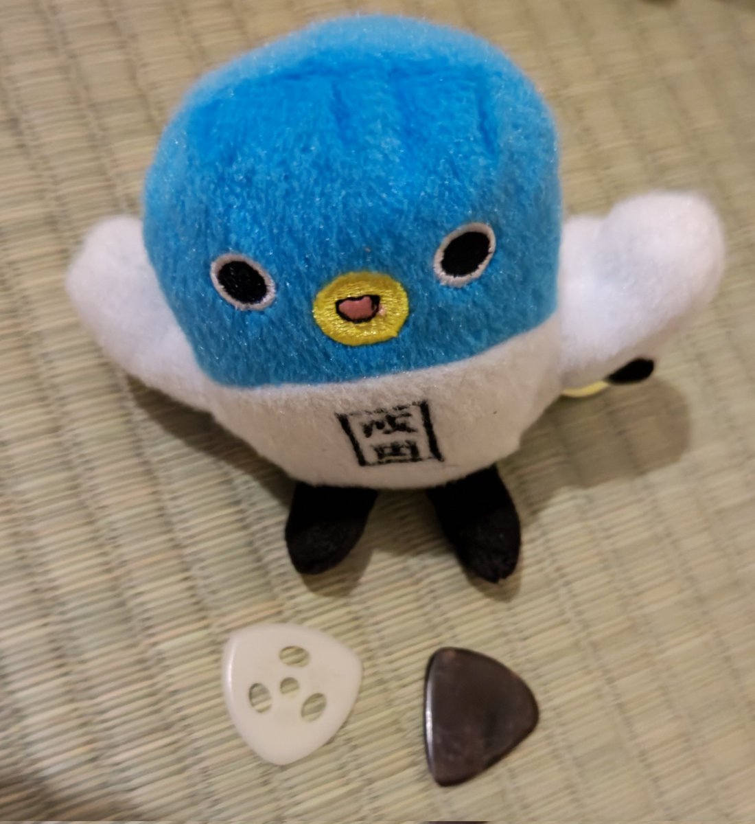 ahurorei0093's tweet photo. ベースを弾くときは64ピック
7弦ギターを弾くときはベッコウのピック
この2つのピックは結構高くて、合計五千円ぐらいにかかってたような😀
#みんなのピックを見せて欲しい #64pick #64ピック #鼈甲ピック https://t.co/YwGfWz8091