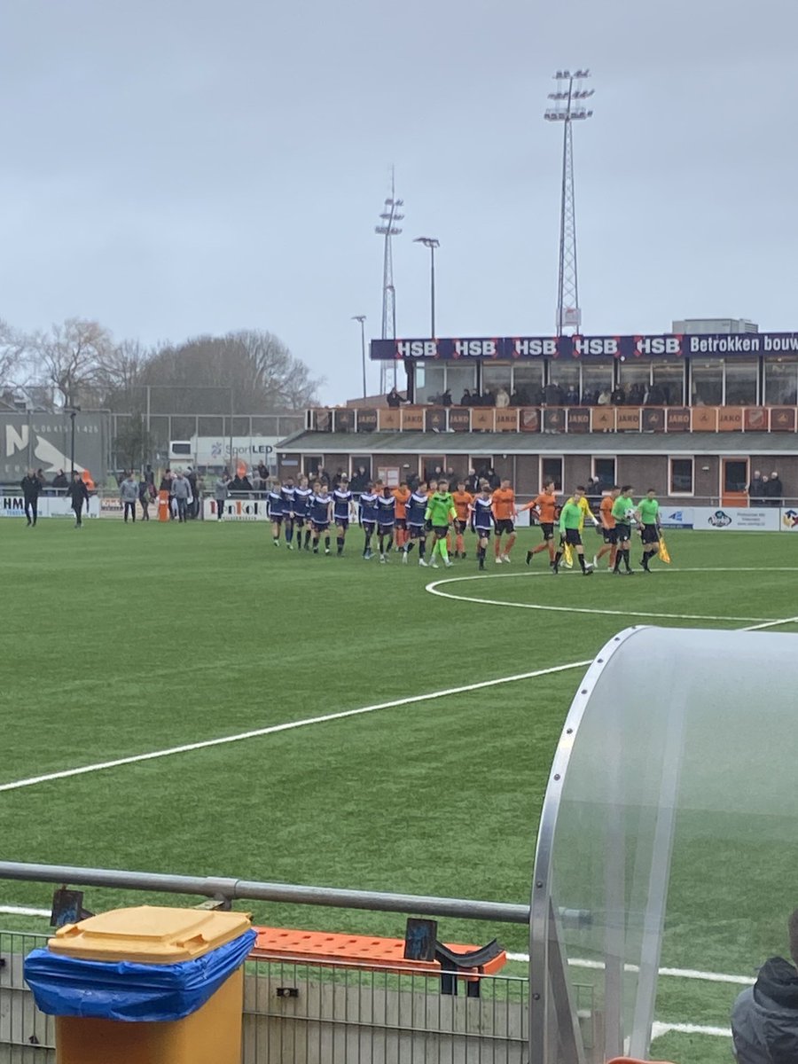 HarkemaseBoys's tweet photo. De spelers van Harkemase Boys en Volendam komen het veld op! We gaan bijna beginnen aan de eerste wedstrijd van 2024!
#volhar https://t.co/Kk9FNeJ9iB