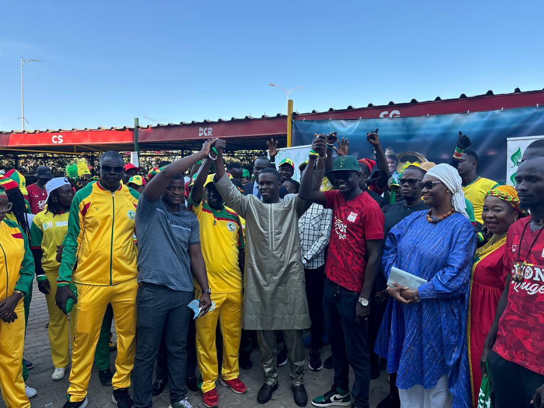 abalde_doura's tweet photo. Partenaire traditionnel et sponsor historique de l’équipe Nationale de Football, la LONASE a remis un appui financier important au 12e #Gaïndé, à #AllezCasa et à l’#ASCLebougui. Un geste qui marque le soutien constant de la LONASE envers les groupes de supporters des Lions en partance pour la #CAN2023 en Côte d’Ivoire.
En plus de cet accompagnement, j’ai décidé, à titre personnel, d’octroyer mon quota à des amateurs de football sénégalais et aux légendes du football koldois. Pour moi, c’est important d’offrir aux sportifs l’opportunité de découvrir les compétitions internationales et de profiter pleinement de cette CAN après avoir donné tant de plaisir et d’émotions aux amateurs de football.
Manko Wutti Watt Ndamli ak #LONASE !

#AB_Doura 
#AFCON2023 
#Kebetu