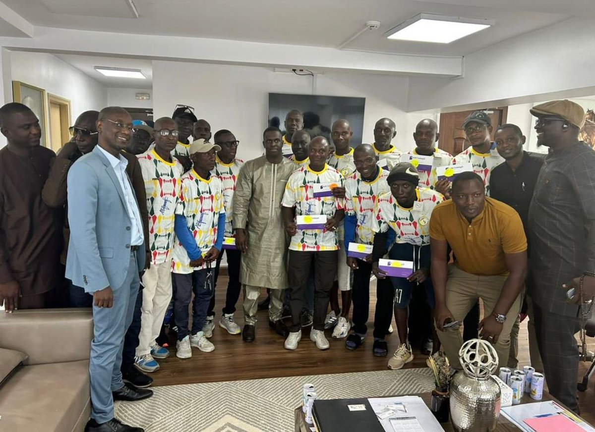 abalde_doura's tweet photo. Partenaire traditionnel et sponsor historique de l’équipe Nationale de Football, la LONASE a remis un appui financier important au 12e #Gaïndé, à #AllezCasa et à l’#ASCLebougui. Un geste qui marque le soutien constant de la LONASE envers les groupes de supporters des Lions en partance pour la #CAN2023 en Côte d’Ivoire.
En plus de cet accompagnement, j’ai décidé, à titre personnel, d’octroyer mon quota à des amateurs de football sénégalais et aux légendes du football koldois. Pour moi, c’est important d’offrir aux sportifs l’opportunité de découvrir les compétitions internationales et de profiter pleinement de cette CAN après avoir donné tant de plaisir et d’émotions aux amateurs de football.
Manko Wutti Watt Ndamli ak #LONASE !

#AB_Doura 
#AFCON2023 
#Kebetu