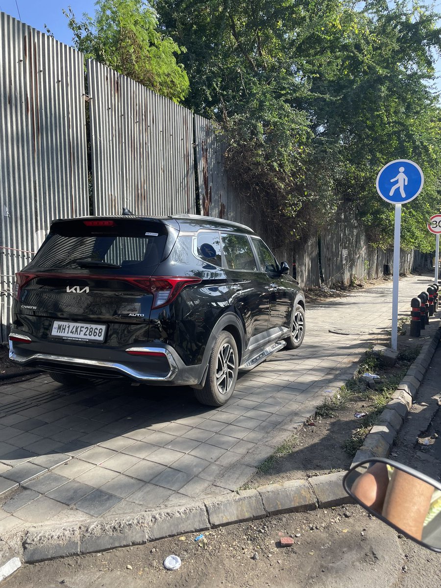 ArpitBhatnagar1's tweet photo. @PuneCityPolice  
How do we deal with these type of vehicle Owner. I request to fine them https://t.co/Z9yAPWtWpn