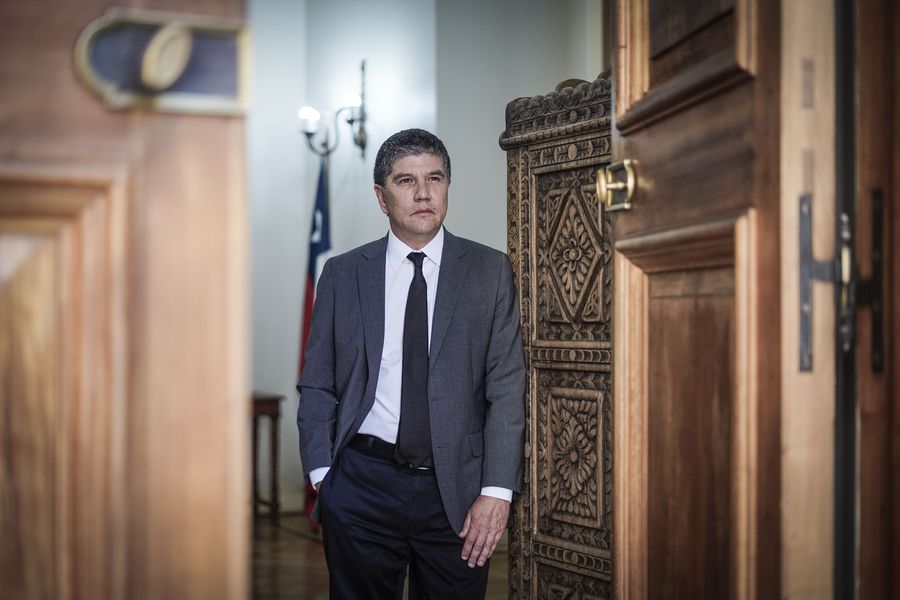 latercera's tweet photo. #LTSábado | Manuel Monsalve: “Una fuerza política que no resguarda la seguridad está hipotecando la democracia” https://t.co/ToCZ4VmagN https://t.co/dqekxvDzXq