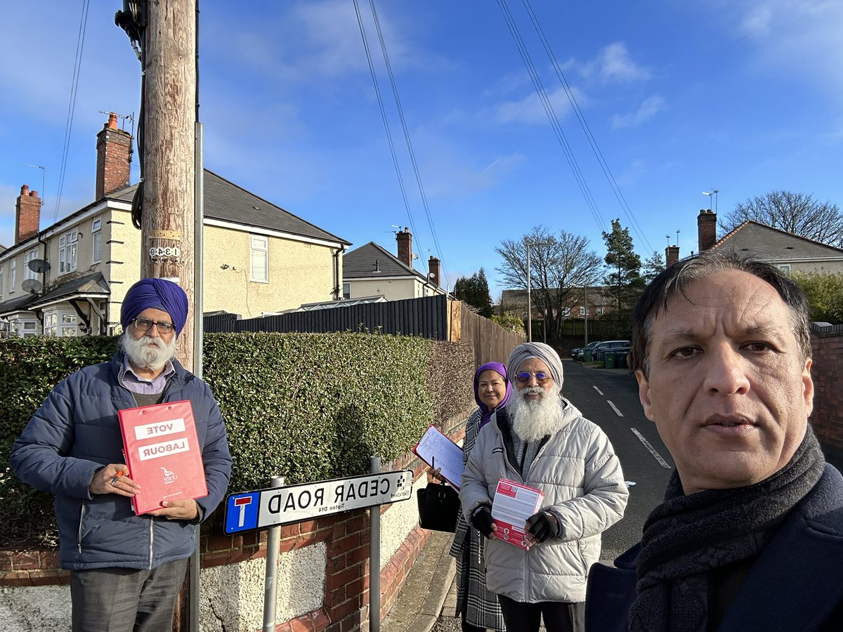 Campaigning today after our fortnightly surgery in Tipton Green. Great response on the doors from local residents. @SandwellLabour @cllrKblackheath 
@CharnPadda4TG