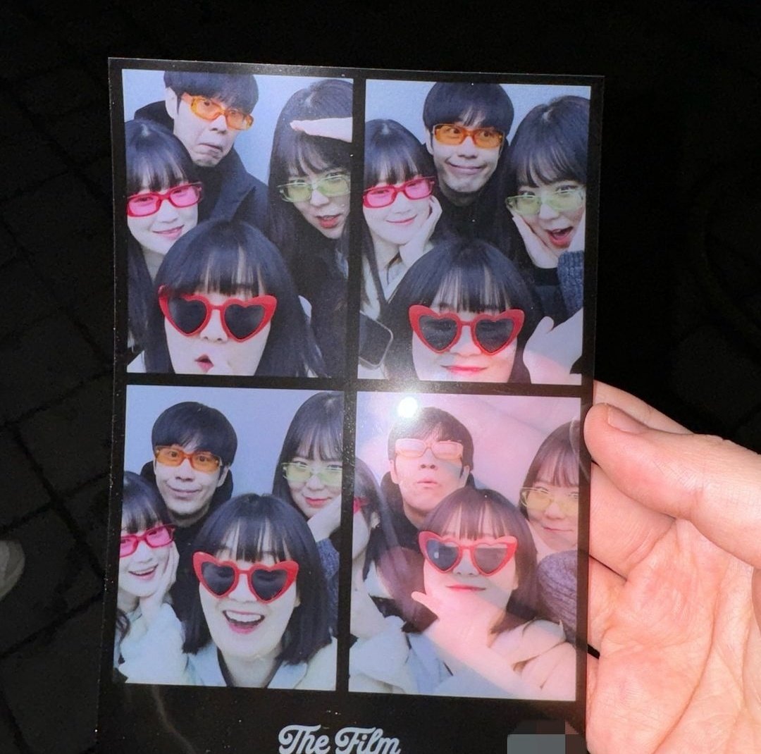againstpuma's tweet photo. 내가 삼싁이라면 이거 찍고 스토리랑 게시물 싹 다 올리면서 자존감 채울거임 나는 예쁜 누나 동생 3명한테 끌려가서 사진 찍는 알파남이라고 https://t.co/1M3kXbg7Pd
