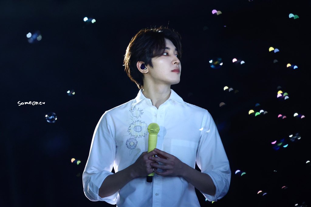 HOW CAN SOMEONE LOOK THIS GOOD 😭