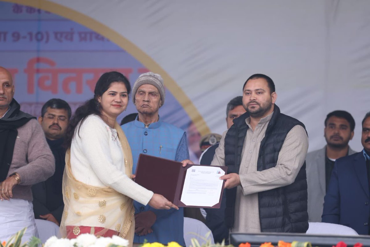 yadavtejashwi's tweet image. संकल्प वो, जो जीते है
जो कहते है, वो करते है।

सबको बधाइयाँ। 

दिन- 𝟕𝟎
नियुक्तियाँ- 𝟐 लाख 𝟏𝟕 हजार
विभाग - शिक्षा
पद- शिक्षक

हमारी सरकार ने प्रतिभा और पारदर्शिता के आधार पर BPSC के माध्यम से केवल शिक्षा विभाग में ही विगत 𝟕𝟎 दिनों में 𝟐,𝟏𝟕,𝟎𝟎𝟎 से अधिक नवनियुक्त…