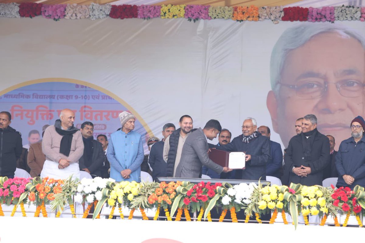 yadavtejashwi's tweet image. संकल्प वो, जो जीते है
जो कहते है, वो करते है।

सबको बधाइयाँ। 

दिन- 𝟕𝟎
नियुक्तियाँ- 𝟐 लाख 𝟏𝟕 हजार
विभाग - शिक्षा
पद- शिक्षक

हमारी सरकार ने प्रतिभा और पारदर्शिता के आधार पर BPSC के माध्यम से केवल शिक्षा विभाग में ही विगत 𝟕𝟎 दिनों में 𝟐,𝟏𝟕,𝟎𝟎𝟎 से अधिक नवनियुक्त…