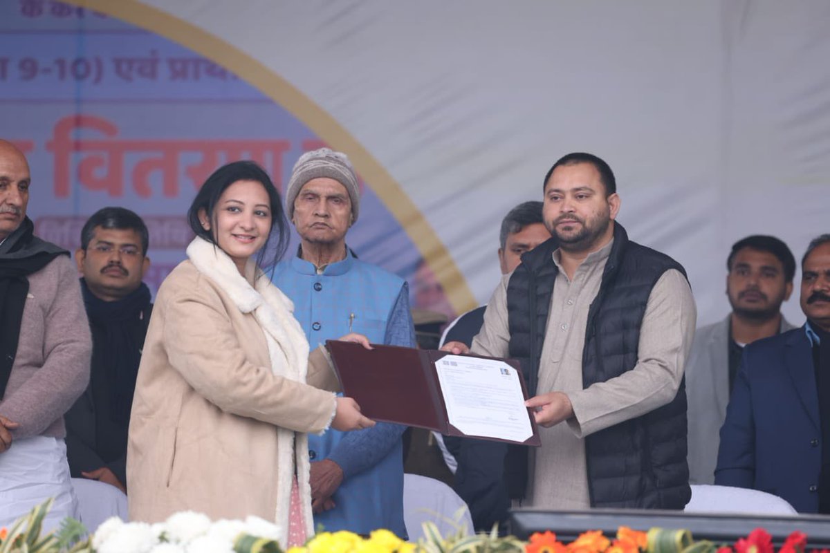 yadavtejashwi's tweet image. संकल्प वो, जो जीते है
जो कहते है, वो करते है।

सबको बधाइयाँ। 

दिन- 𝟕𝟎
नियुक्तियाँ- 𝟐 लाख 𝟏𝟕 हजार
विभाग - शिक्षा
पद- शिक्षक

हमारी सरकार ने प्रतिभा और पारदर्शिता के आधार पर BPSC के माध्यम से केवल शिक्षा विभाग में ही विगत 𝟕𝟎 दिनों में 𝟐,𝟏𝟕,𝟎𝟎𝟎 से अधिक नवनियुक्त…