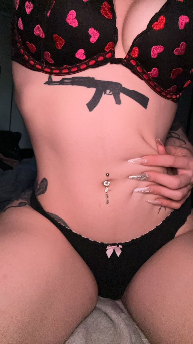 Wolfeexvx's tweet photo. @YourTereza what about the tatted girls 🤭 https://t.co/dP5QGU00aY