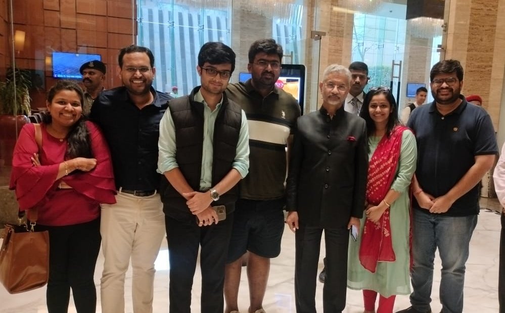 aniwnkenobi's tweet photo. Stepped in Radisson for drinks and bumped into Dr. Jaishankar!😍 https://t.co/fpRasc2wPt