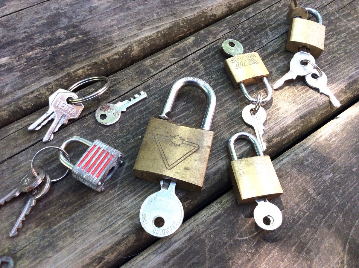 GothicGlass's tweet image. CA$25.00
Vintage #lockandkey #Keycollection #keys #vintagekeys #ValentineKeys #keytoMyHeart #vintagelocksandkeys #craftsupplies available from Vintage Vigo etsy #etsyvintage etsy.com/ca/listing/148…