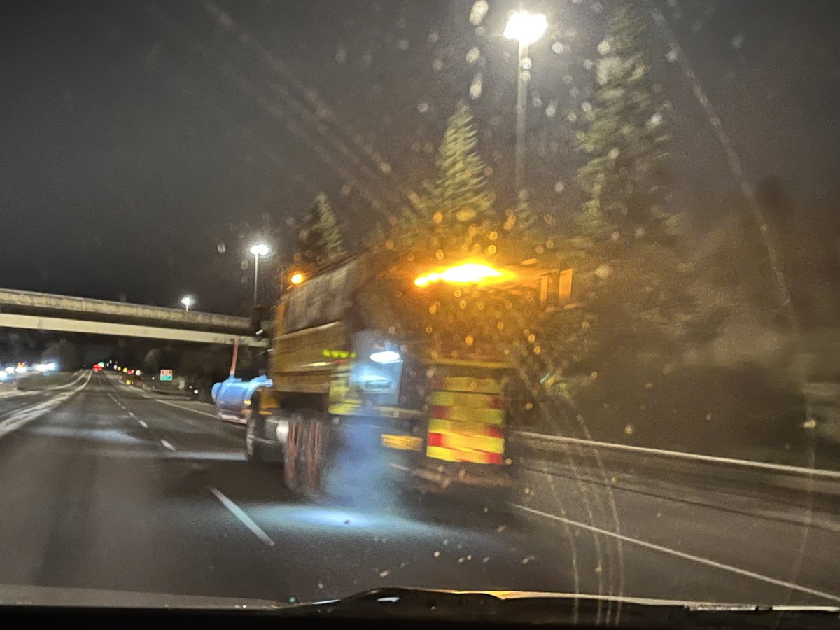 DebraGil's tweet image. On the road to Salem. Little to no snow on the road just yet. ⁦⁦@OregonDOT⁩ has snow plows out ready to go if there is any accumulation. #Fox12Oregon #FirstAlertWeather