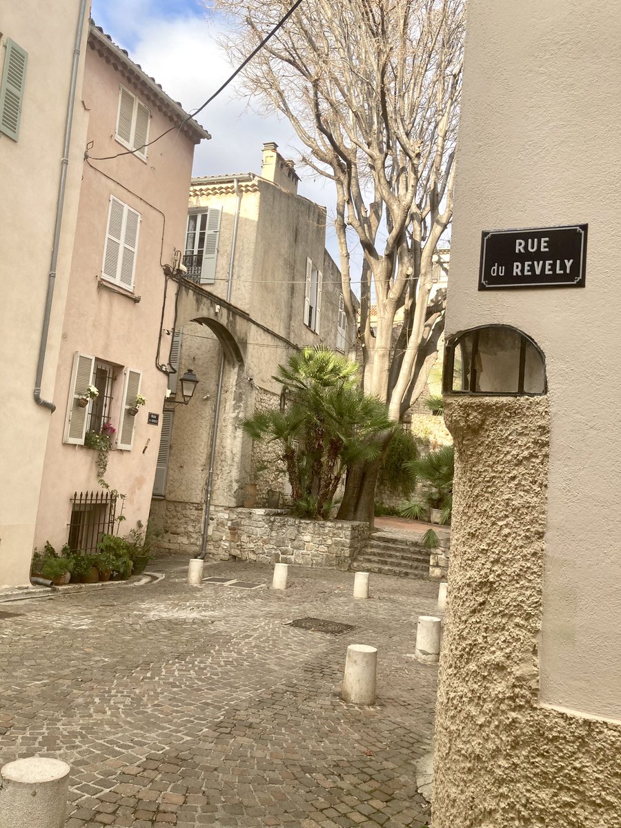 XWiik's tweet photo. 🌹Après-midi célébration de mariage après un tour au port, sur les remparts pour contempler la Gravette sous ce ciel panaché puis un bout de chemin par ces ruelles de notre vieille ville
#EluLocal #AntibesJuanLesPins #IciCestAntibes #Antibes #Port #OldTown #VieilleVille https://t.co/w2rk3USmiZ