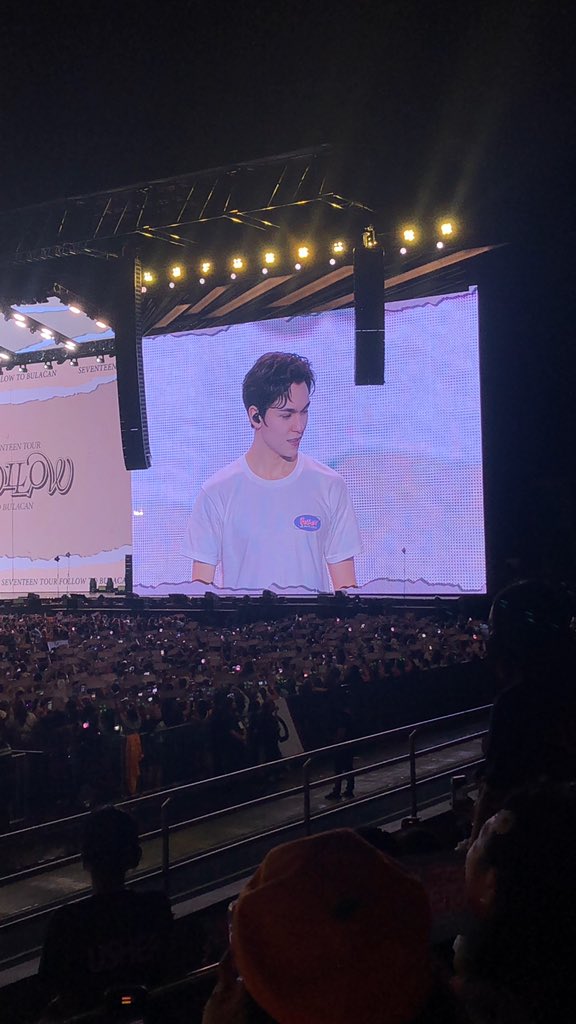 nihonggyu's tweet photo. Vernon looking at us carats while we sing seungkwan a happy birthday 🥹 https://t.co/nthJB5vrnF