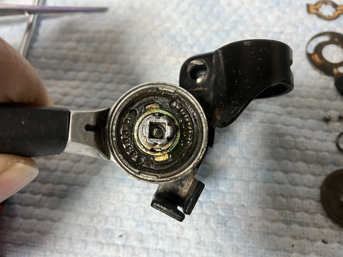 KSIyMVTo1pA9FgH's tweet image. 今日のシマノSL-MT60(R)
ベースプレートが歪んでたし、中もちょっと錆びてた。
7速目感はスプリング穴のせい。
でもこれ使わないかも…
#oldmtb #retrobike