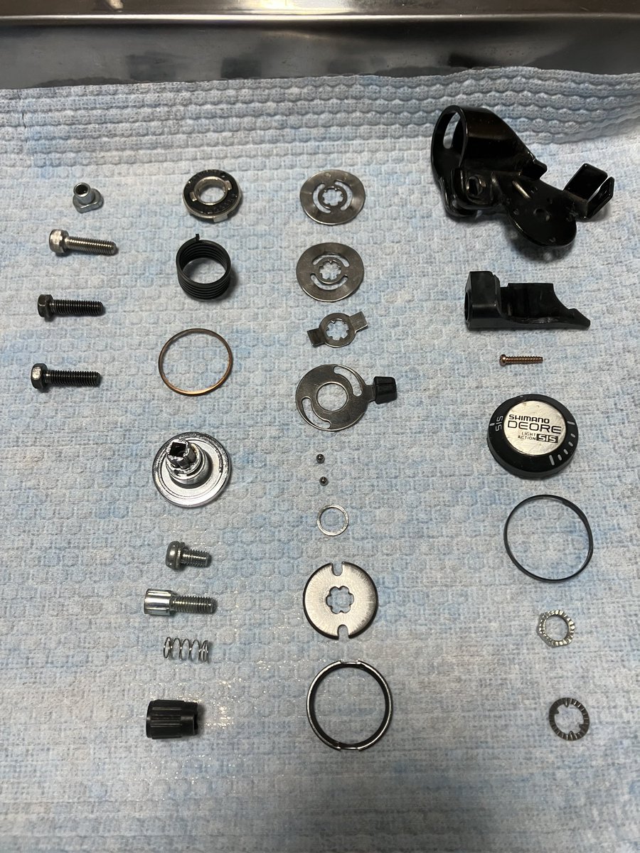 KSIyMVTo1pA9FgH's tweet image. 今日のシマノSL-MT60(R)
ベースプレートが歪んでたし、中もちょっと錆びてた。
7速目感はスプリング穴のせい。
でもこれ使わないかも…
#oldmtb #retrobike
