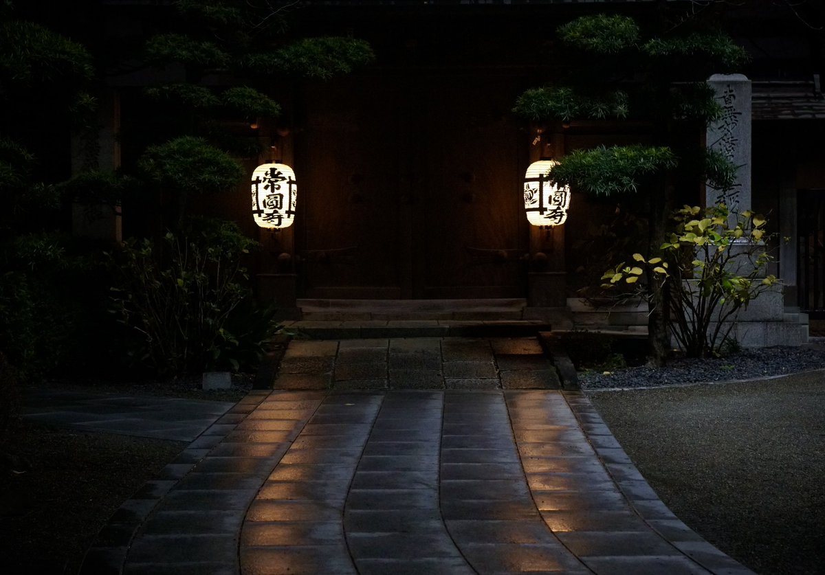 #TraditionalJapan #日本の風景 #Lanterns #提灯 #和の美 #CulturalHeritage #夜の散歩 #ZenGarden #門前 #PeacefulEvening 
#写真 #スナップ写真 #写真撮ってる人と繋がりたい