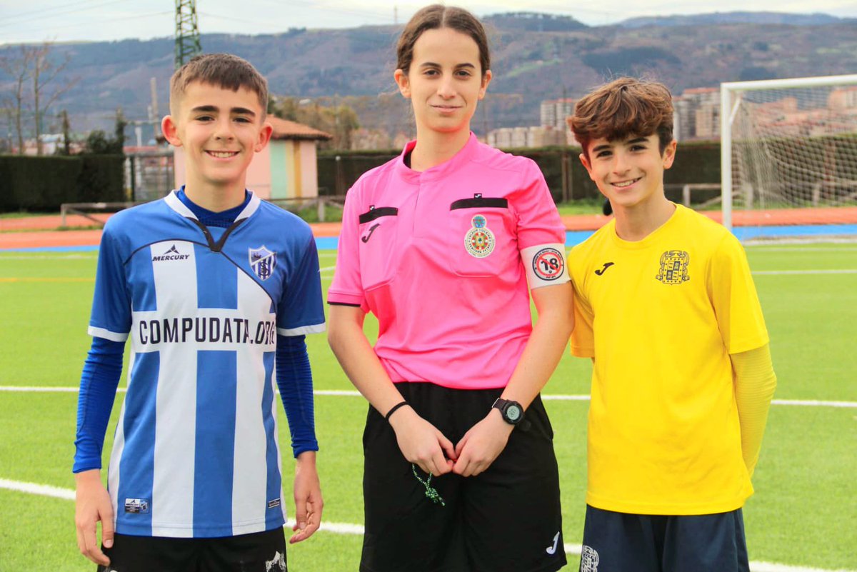 fvf_bff's tweet photo. Gaur hasi da sentsibilizazio-kanpaina, eta arbitro adingabeek besoko zuriak daramatzate, bai federatutako kategorietan, bai eskola-kategorietan.

Edozein indarkeria mota arbuiatzen dugu Bizkaiko futbol zelaietan. Hau ez da zure lekua ❌ https://t.co/J99V9uvzYX